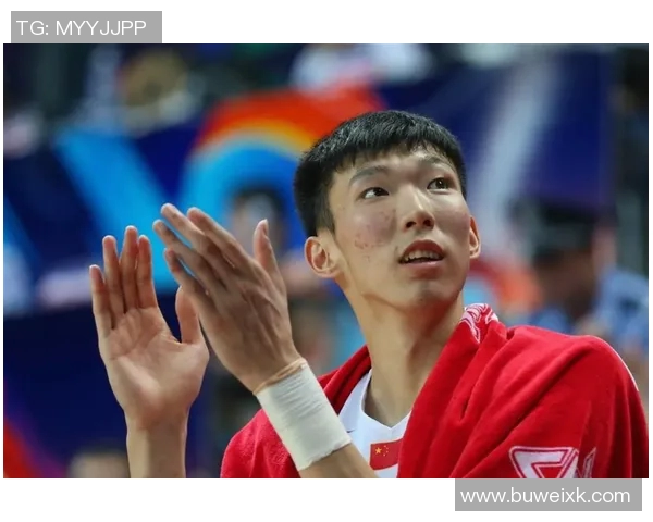 周琦加盟火箭首次出现NBA赛场，引发球迷议论